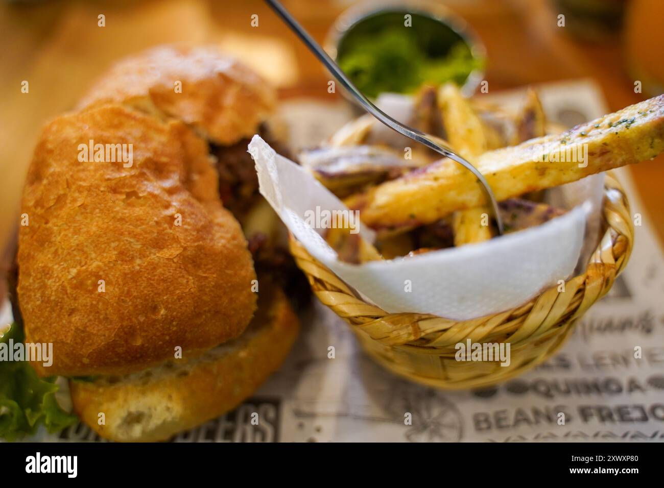 Hamburger alpaga avec frites, Cusco, Pérou Banque D'Images