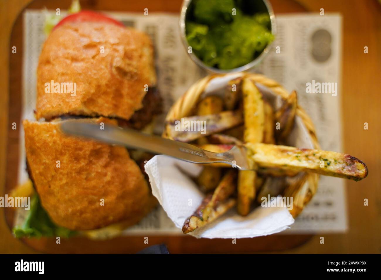 Hamburger alpaga avec frites, Cusco, Pérou Banque D'Images