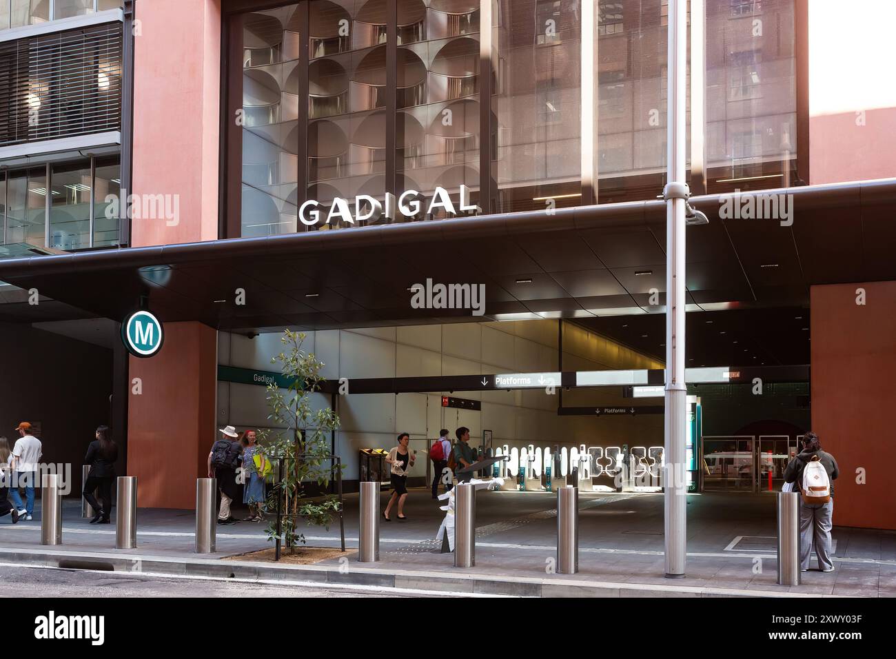 Sydney, Australie, mercredi 21 août 2024. Gare de Gadigal qui a été ouverte cette semaine dans le cadre de la ligne de train sans conducteur du métro de Sydney reliant Sydenham à Chatswood et sur Tallawong. La gare de Gadigal est située à la jonction entre le quartier des affaires central de Sydney et le quartier commercial de Midtown. Deux œuvres carrelées audacieuses et monumentales, des images miroir marquant les deux entrées de la nouvelle gare de Gadigal, intitulées « The Underneath » par l'artiste Callum Morton. Le nom de la station reconnaît le peuple Gadigal, les gardiens originaux de la terre autour du quartier des affaires de Sydney. Banque D'Images
