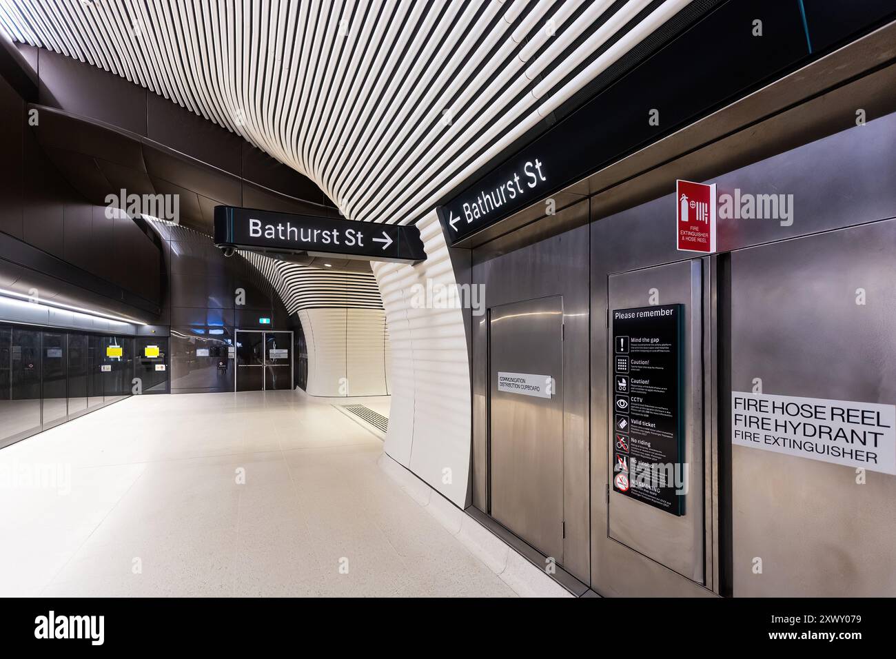 Sydney, Australie, mercredi 21 août 2024. Gare de Gadigal qui a été ouverte cette semaine dans le cadre de la ligne de train sans conducteur du métro de Sydney reliant Sydenham à Chatswood et sur Tallawong. La gare de Gadigal est située à la jonction entre le quartier des affaires central de Sydney et le quartier commercial de Midtown. Deux œuvres carrelées audacieuses et monumentales, des images miroir marquant les deux entrées de la nouvelle gare de Gadigal, intitulées « The Underneath » par l'artiste Callum Morton. Le nom de la station reconnaît le peuple Gadigal, les gardiens originaux de la terre autour du quartier des affaires de Sydney. Banque D'Images