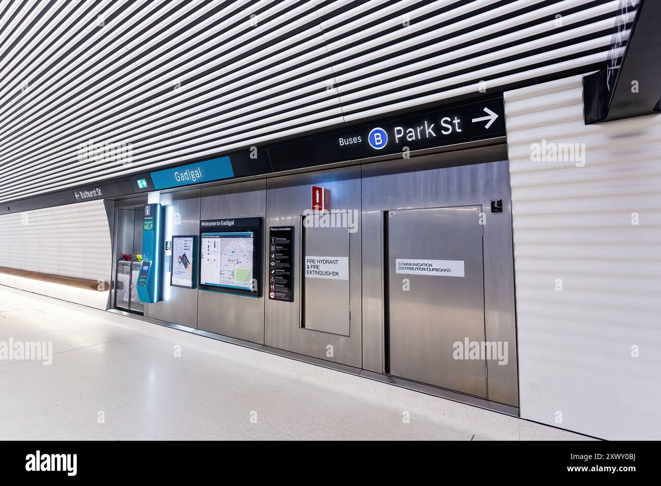 Sydney, Australie, mercredi 21 août 2024. Gare de Gadigal qui a été ouverte cette semaine dans le cadre de la ligne de train sans conducteur du métro de Sydney reliant Sydenham à Chatswood et sur Tallawong. La gare de Gadigal est située à la jonction entre le quartier des affaires central de Sydney et le quartier commercial de Midtown. Deux œuvres carrelées audacieuses et monumentales, des images miroir marquant les deux entrées de la nouvelle gare de Gadigal, intitulées « The Underneath » par l'artiste Callum Morton. Le nom de la station reconnaît le peuple Gadigal, les gardiens originaux de la terre autour du quartier des affaires de Sydney. Banque D'Images