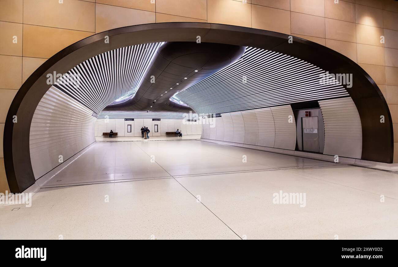 Sydney, Australie, mercredi 21 août 2024. Gare de Gadigal qui a été ouverte cette semaine dans le cadre de la ligne de train sans conducteur du métro de Sydney reliant Sydenham à Chatswood et sur Tallawong. La gare de Gadigal est située à la jonction entre le quartier des affaires central de Sydney et le quartier commercial de Midtown. Deux œuvres carrelées audacieuses et monumentales, des images miroir marquant les deux entrées de la nouvelle gare de Gadigal, intitulées « The Underneath » par l'artiste Callum Morton. Le nom de la station reconnaît le peuple Gadigal, les gardiens originaux de la terre autour du quartier des affaires de Sydney. Banque D'Images