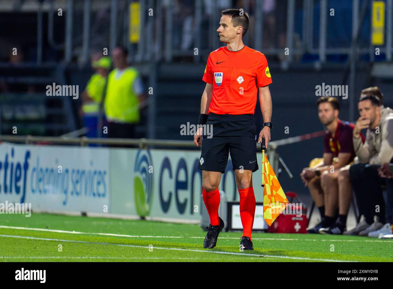 Waalwijk, pays-Bas. 17 août 2024. WAALWIJK, PAYS-BAS - 17 AOÛT : L'arbitre adjoint Rens Bluemink lors du match néerlandais Eredivisie entre le RKC Waalwijk et le FC Groningen au Mandemakers Stadion le 17 août 2024 à Waalwijk, pays-Bas. (Photo de Joris Verwijst/Orange Pictures) crédit : Orange pics BV/Alamy Live News Banque D'Images