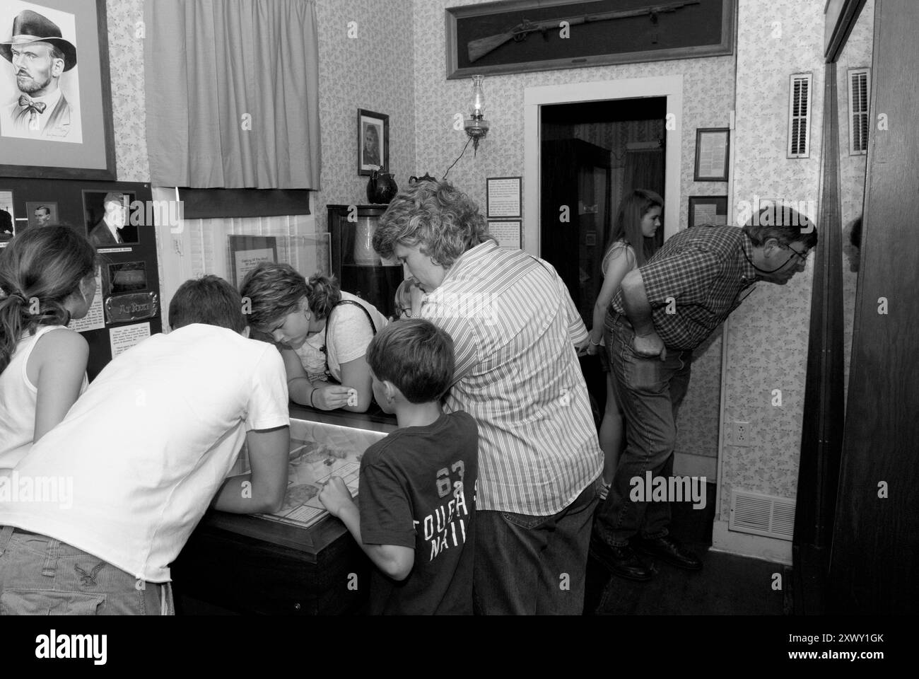 Touristes examinant des artefacts historiques à l'intérieur du Jesse James Home Museum, le site de la mort du hors-la-loi tristement célèbre, à Joseph, Missouri, États-Unis. Banque D'Images