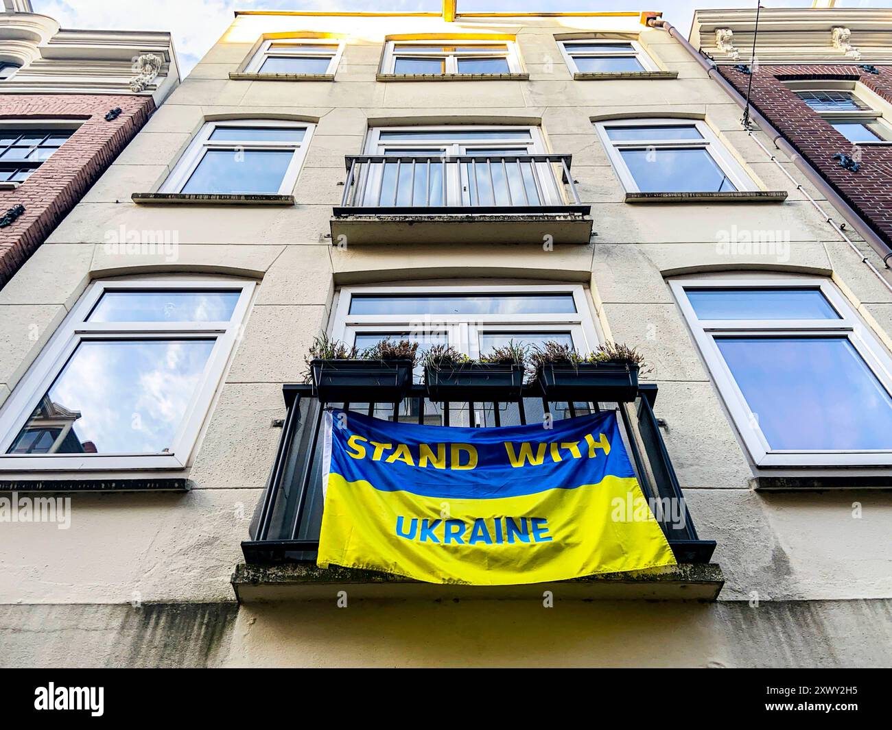 Stand avec l'Ukraine drapeau ukrainien avec : stand avec l'Ukraine sur un immeuble résidentiel Kreuzeberg. Berlin, Allemagne. Amsterdam Jordaan Noord-Holland Nederland Copyright : xGuidoxKoppesxPhotox Banque D'Images