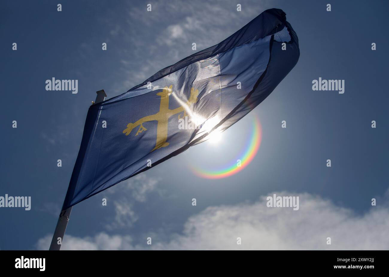 Principauté des Asturies drapeau flottant dans une brise vive contre la lumière Banque D'Images