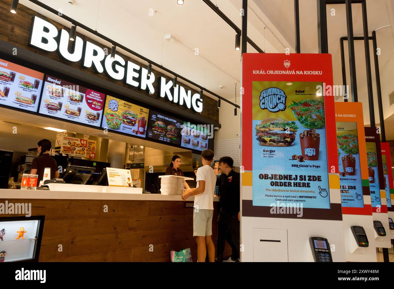 Burger King logo Fast Food Chain, Inside People Customers Interior, Prague République tchèque Banque D'Images