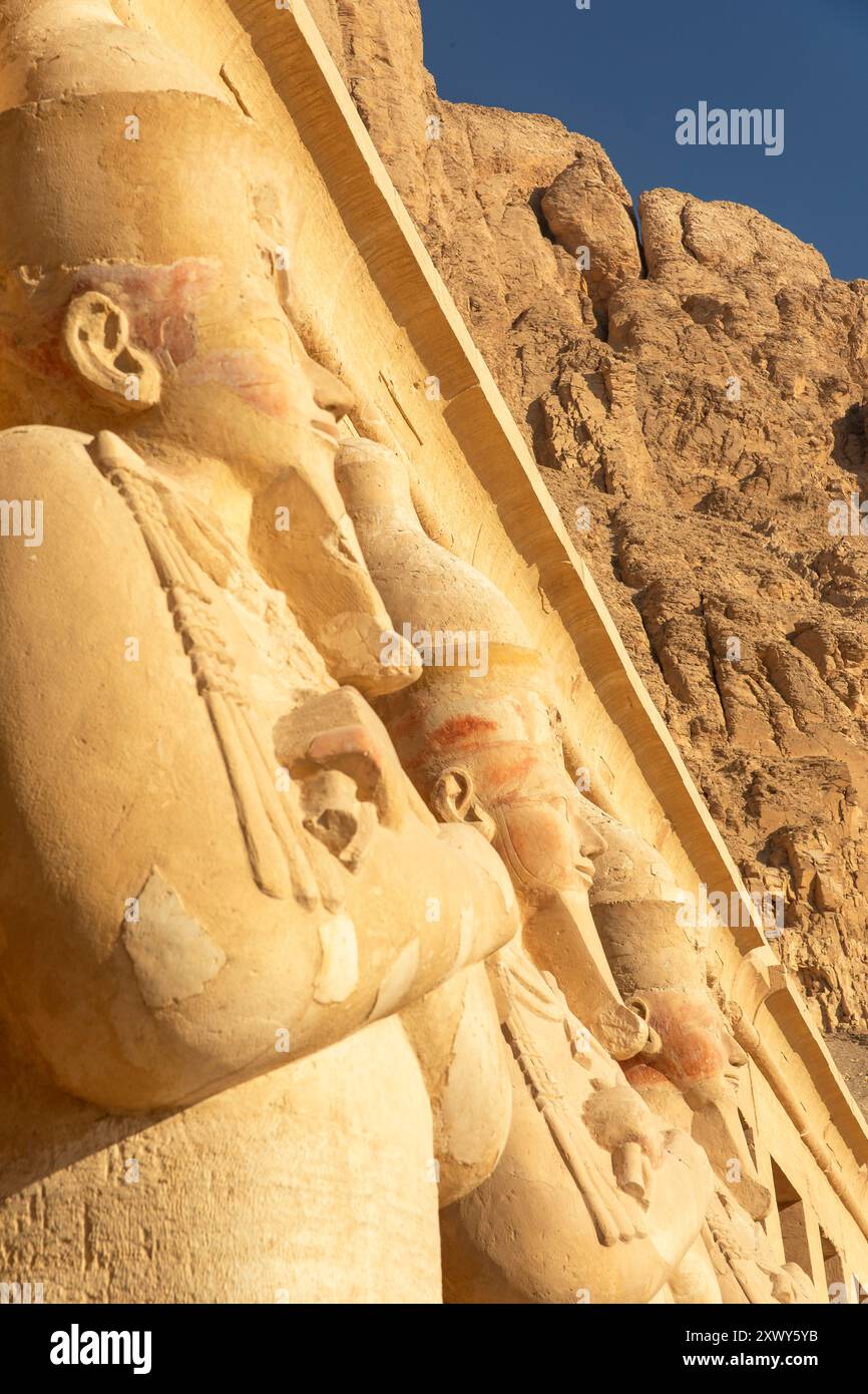 Découvrez la présence divine d'Osiris alors que sa statue surplombe le temple d'Hatshepsout. Découvrez les sculptures complexes et apprenez-en plus sur l'ancien Egyp Banque D'Images