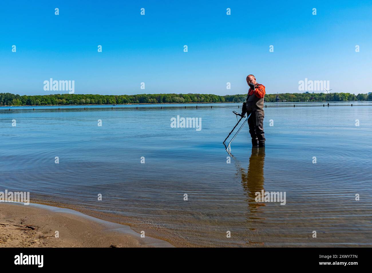 Chercher la distance sociale homme chercher la distance sociale pendant la crise de Corna en appliquant son passe-temps : chercher un lit de lac pour des métaux. Rotterdam, pays-Bas. Rotterdam Kralingse Plas Zuid-Holland Nederland Copyright : xGuidoxKoppesxPhotox Banque D'Images