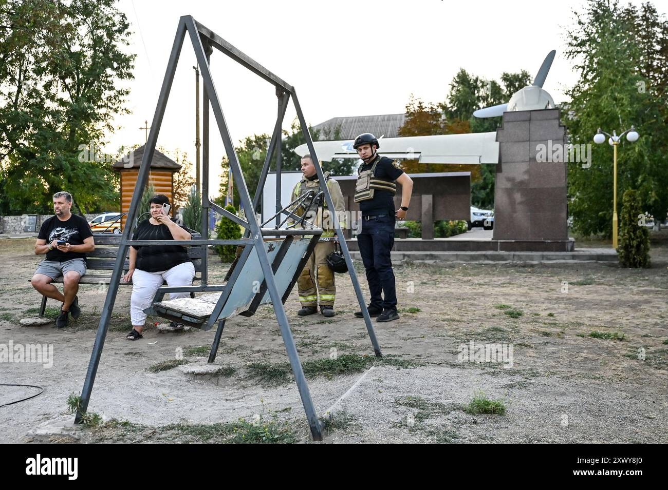 MALOKATERYNIVKA, UKRAINE - le 20 AOÛT 2024 - les forces de l'ordre sont devant le café pour enfants Levada dans le parc central endommagé par une frappe d'obus d'artillerie russe, village de Malokaterynivka, région de Zaporizhzhia, sud-est de l'Ukraine. À la suite de l'attaque russe, deux personnes sont mortes, dont un garçon de 14 ans. Six enfants sont hospitalisés avec deux garçons souffrant de lésions de la moelle épinière. Banque D'Images