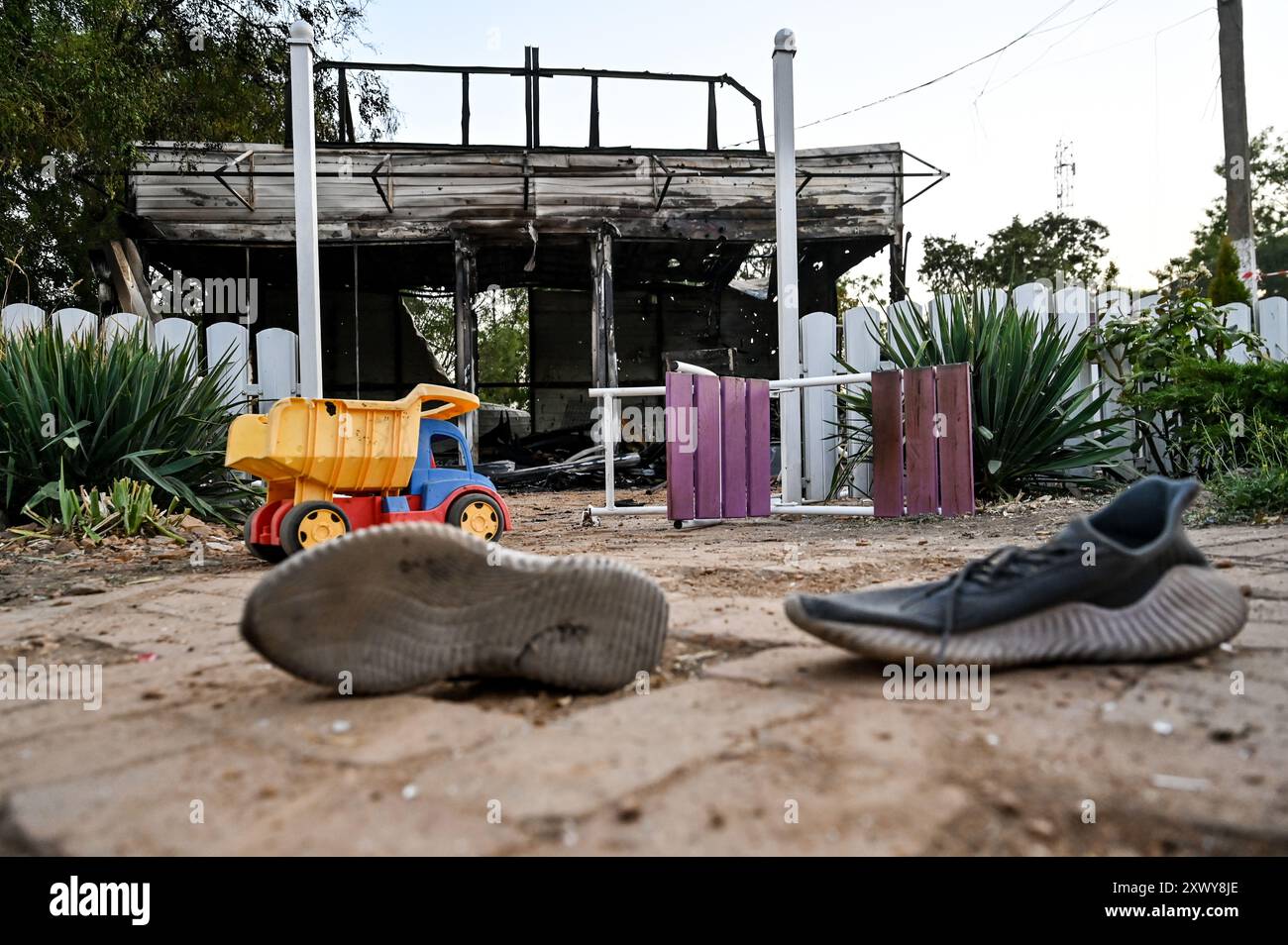 MALOKATERYNIVKA, UKRAINE - 20 AOÛT 2024 - Une paire de baskets de l'un des enfants blessés par une frappe d'obus d'artillerie russe sur le café Levada est sur le terrain dans le parc central, village de Malokaterynivka, région de Zaporizhzhia, sud-est de l'Ukraine. À la suite de l'attaque russe, deux personnes sont mortes, dont un garçon de 14 ans. Six enfants sont hospitalisés avec deux garçons souffrant de lésions de la moelle épinière. Banque D'Images