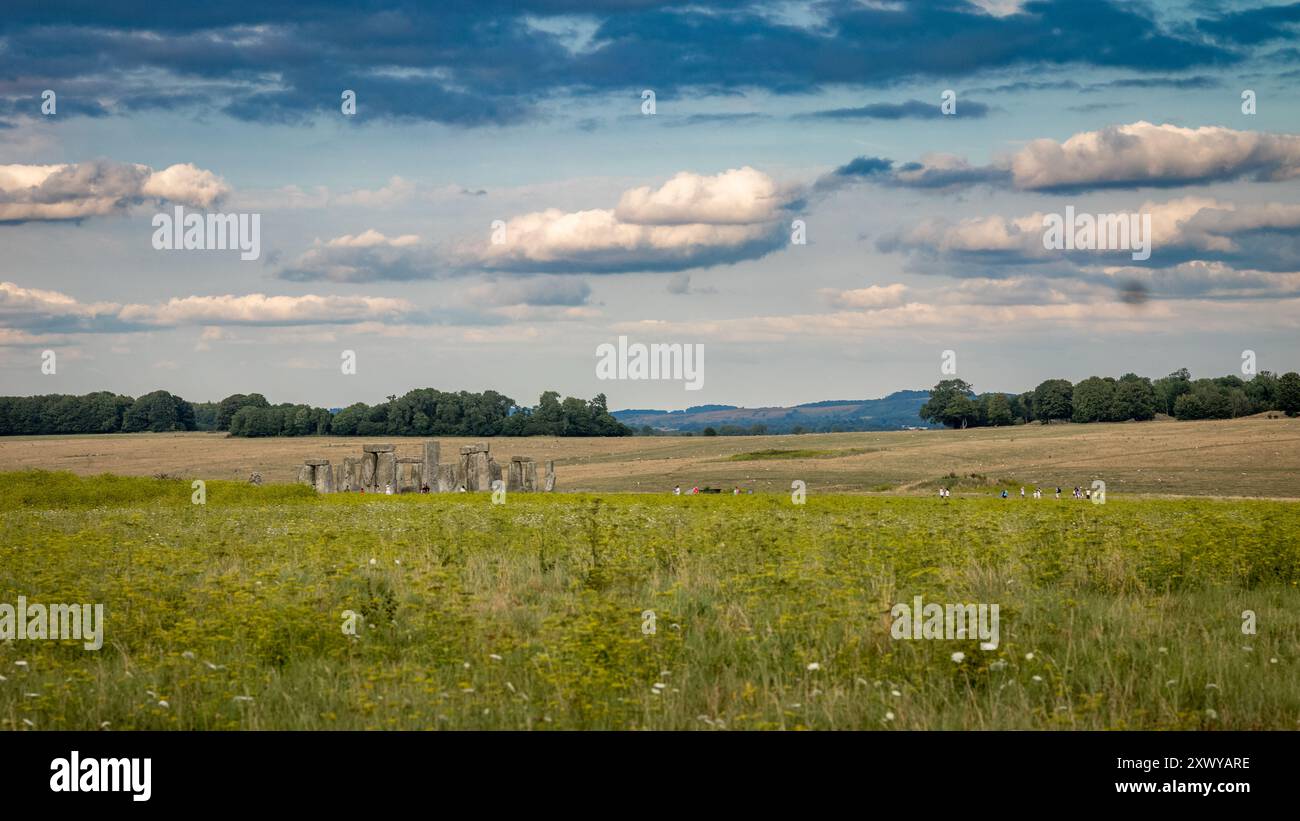 En regardant vers l'ouest vers Stonehenge, le monument préhistorique en cercle de pierre sur la plaine de Salisbury qui est maintenu par English Heritage, Angleterre, Royaume-Uni. Banque D'Images