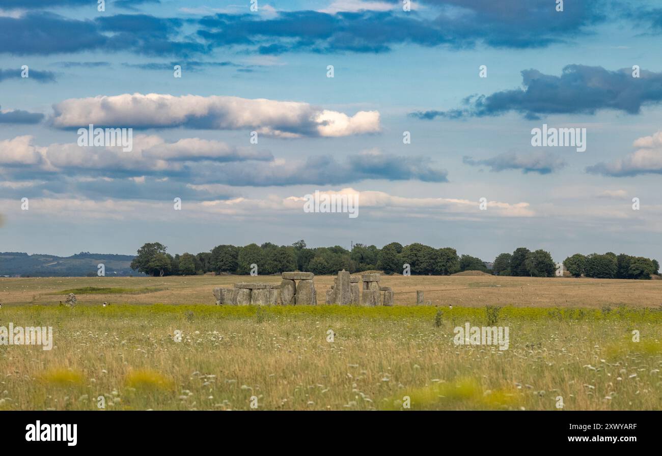 En regardant vers l'ouest vers Stonehenge, le monument préhistorique en cercle de pierre sur la plaine de Salisbury qui est maintenu par English Heritage, Angleterre, Royaume-Uni. Banque D'Images