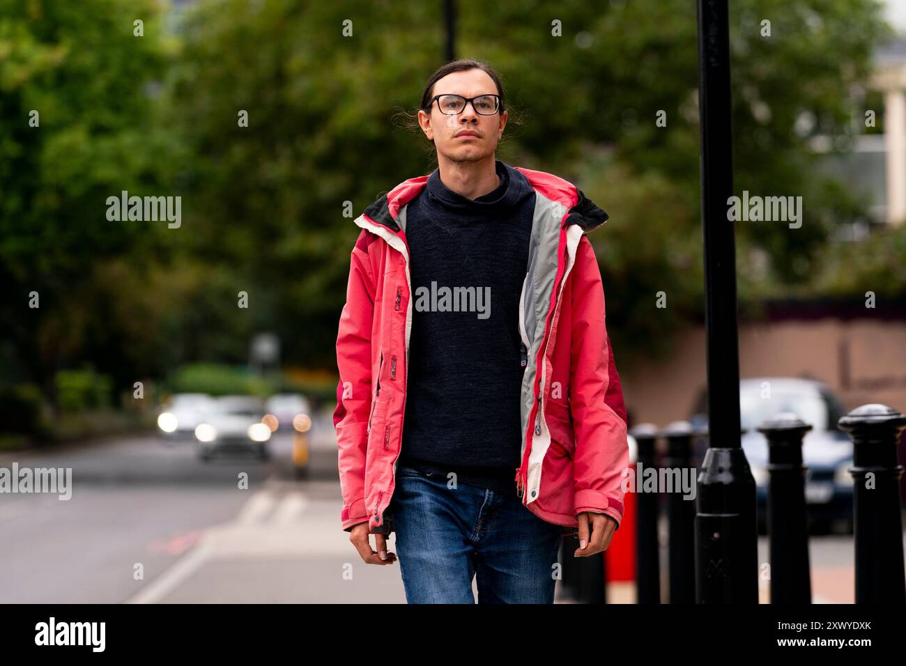 Callum Goode, un manifestant de Peckham, arrive au tribunal d'instance de Croydon, dans le sud de Londres, accusé d'obstruction à l'autoroute après que les manifestants auraient bloqué un autocar devant conduire les demandeurs d'asile à la barge Bibby Stockholm en mai. Date de la photo : mercredi 21 août 2024. Banque D'Images