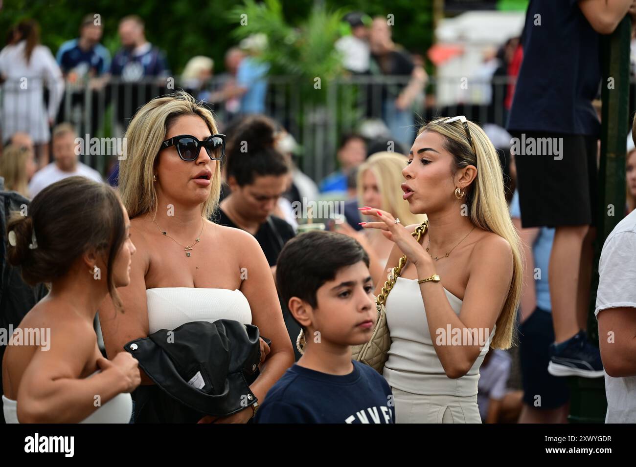 Les gens dans la rue pendant le festival annuel de Malmö. Banque D'Images