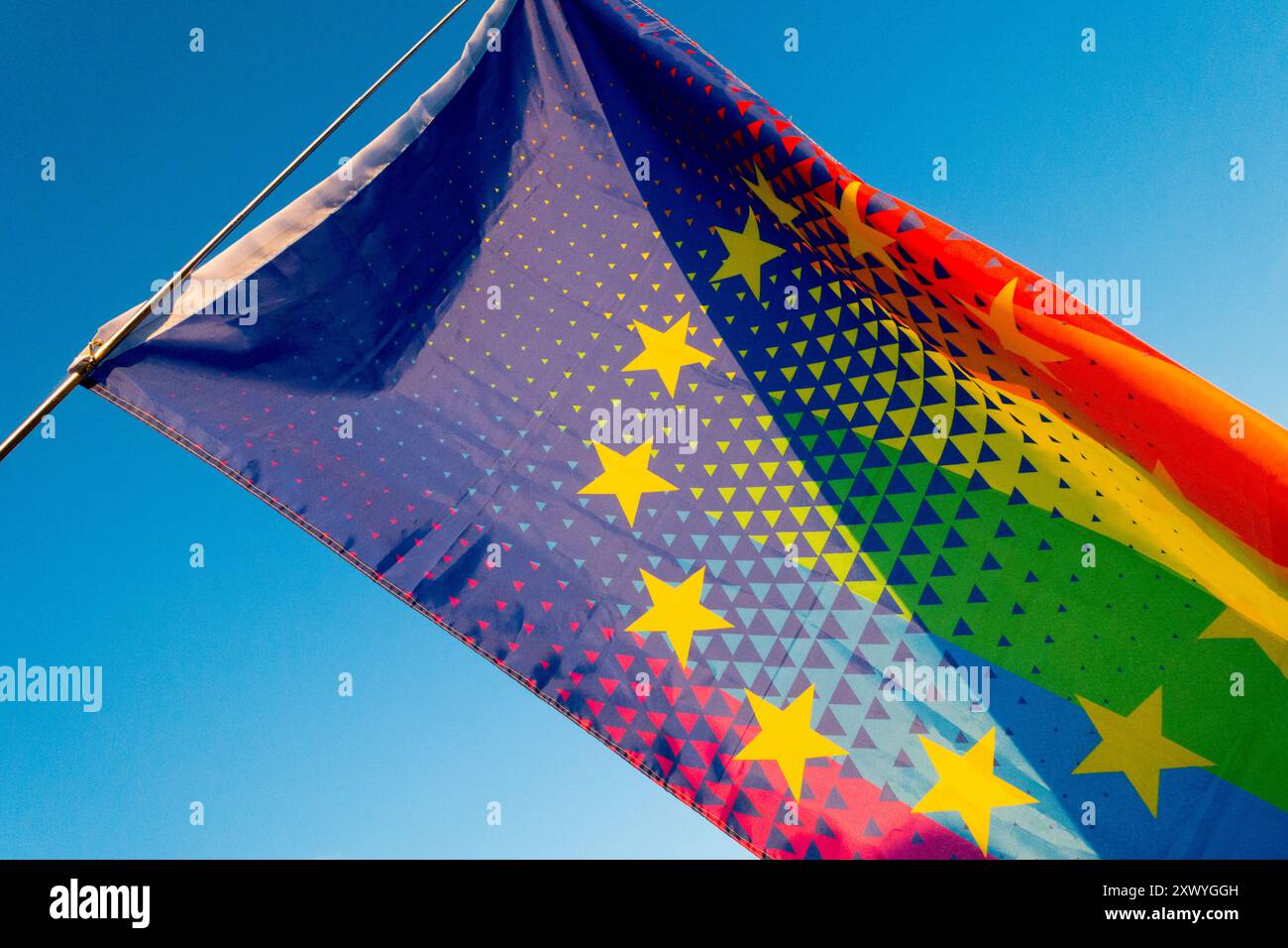 Drapeau de l'Union européenne avec couleurs LGBT - LGBTQ sur ciel bleu Banque D'Images
