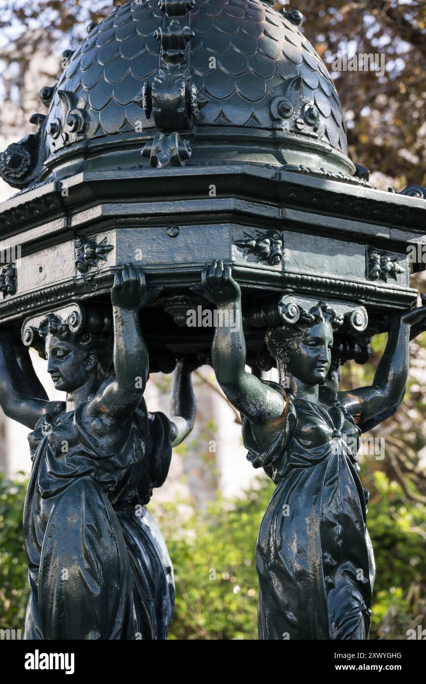 Classique rue de Paris eau publique 'Wallace Fountain' avec ses quatre caryatides Banque D'Images