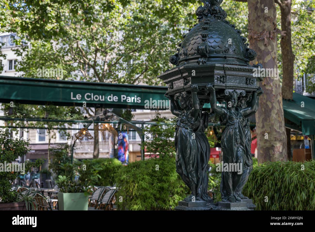 Classique rue de Paris eau publique 'Wallace Fountain' avec ses quatre caryatides Banque D'Images