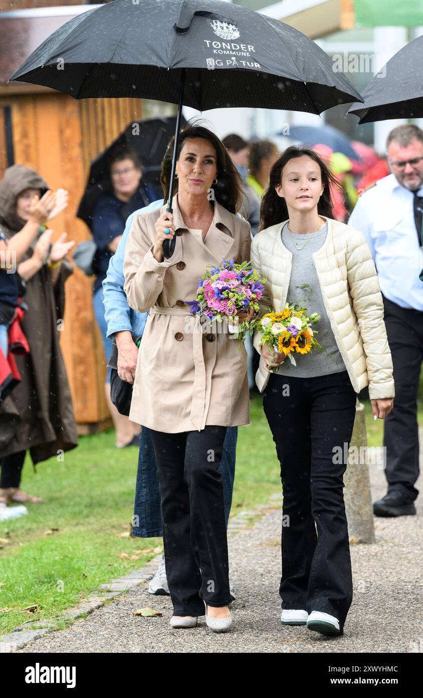 Toender, Danemark. 21 août 2024. La princesse Marie visite le festival Toender avec les enfants comtesse Athéna et comte Henrik le mercredi 21 août 2024, jour d'ouverture. (Photo : Torben Christensen/Scanpix 2024) crédit : Ritzau/Alamy Live News Banque D'Images
