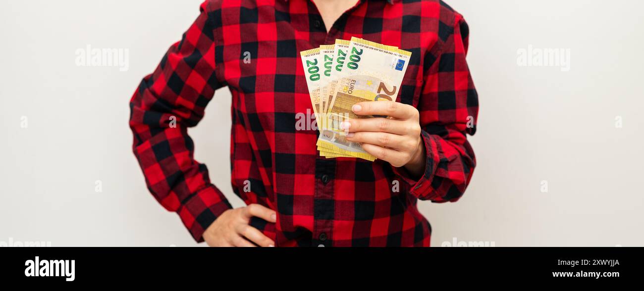 billets de 200 euros en main féminine. Banque D'Images