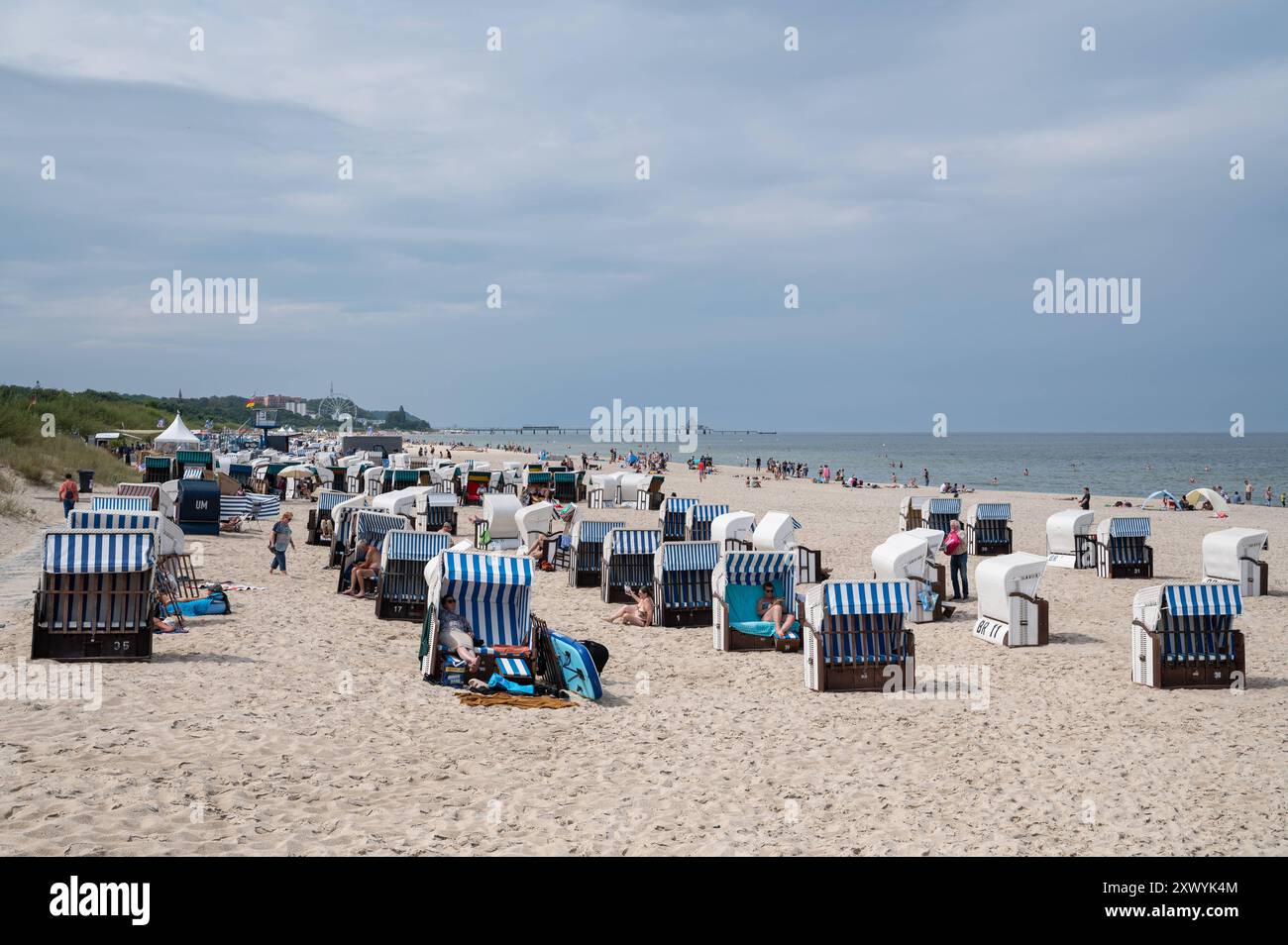 27.07.2024, Ahlbeck, Usedom, Mecklembourg-Poméranie occidentale, Allemagne, Europa - Urlauber und Strandkoerbe am Ostseestrand im Kaiserbad Ahlbeck auf der Beliebten deutschen Urlaubsinsel Usedom an der Ostsee. *** 27 07 2024, Ahlbeck, Usedom, Mecklembourg-Poméranie occidentale, Allemagne, Europe vacanciers et les pêcheurs de plage sur la plage de la mer Baltique à Kaiserbad Ahlbeck sur l'île de vacances allemande populaire d'Usedom sur la mer Baltique Banque D'Images