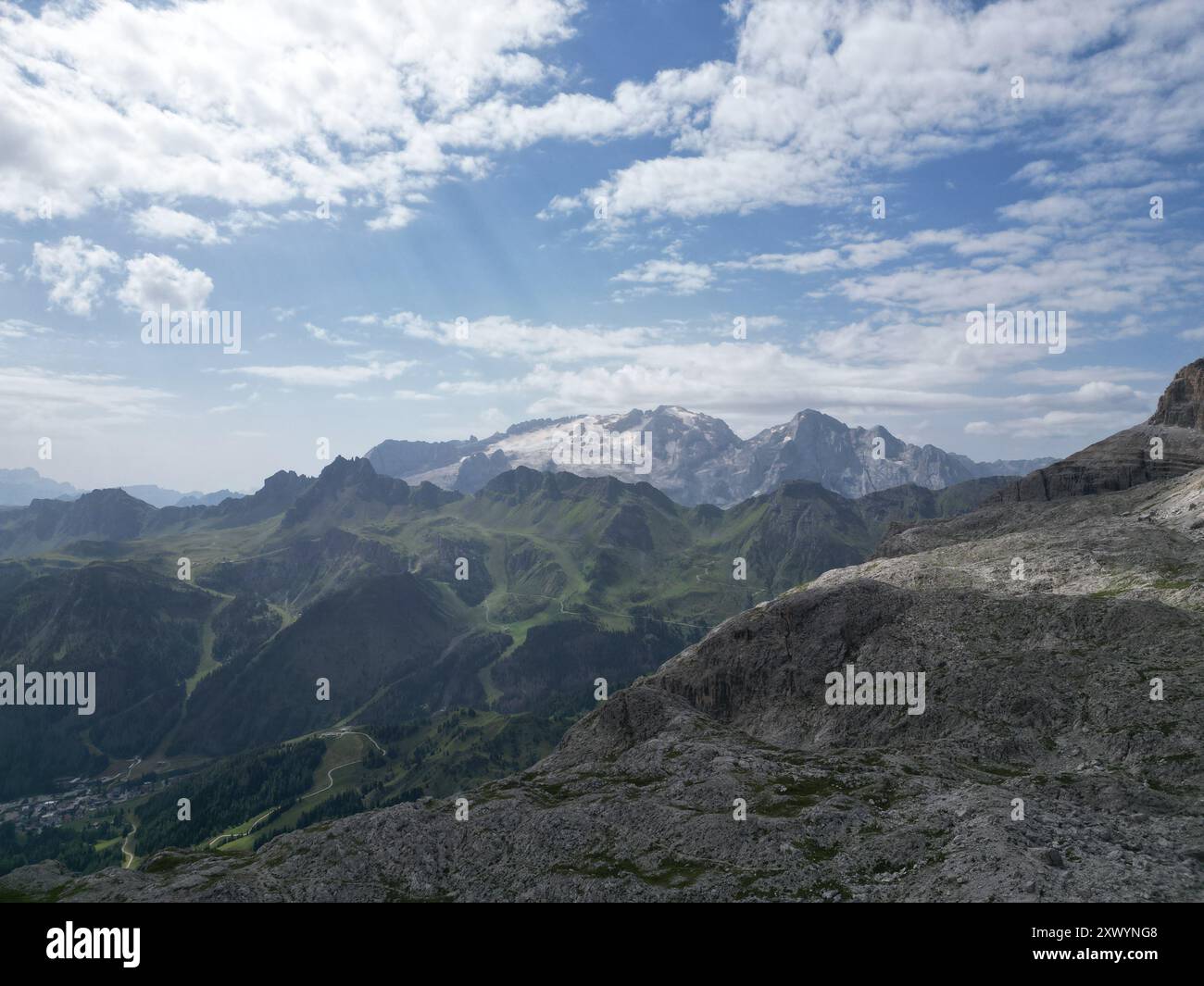 Piz Boe vue aérienne du paysage montagneux des Dolomites dans le Trentin, Tyrol du Sud dans le nord de l'Italie. Banque D'Images