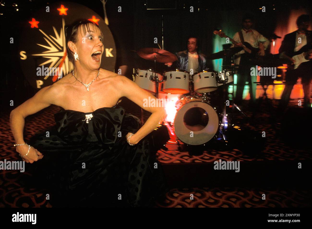 Femme portant une robe de fête "petit numéro noir" hors de l'épaule. Des étincelles volent au bal de collecte de fonds de charité SPARKS à l'hôtel Hilton de Londres. Londres, Angleterre décembre années 1992 1990 Royaume-Uni HOMER SYKES Banque D'Images