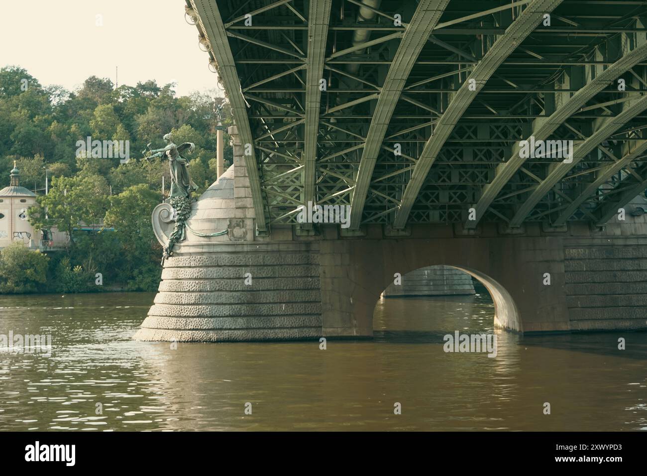 L'eau coule sous un pont Banque D'Images