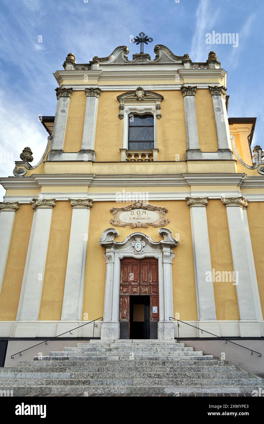 Façade d'église baroque dans la ville de San Felice del Benaco, Italie Banque D'Images