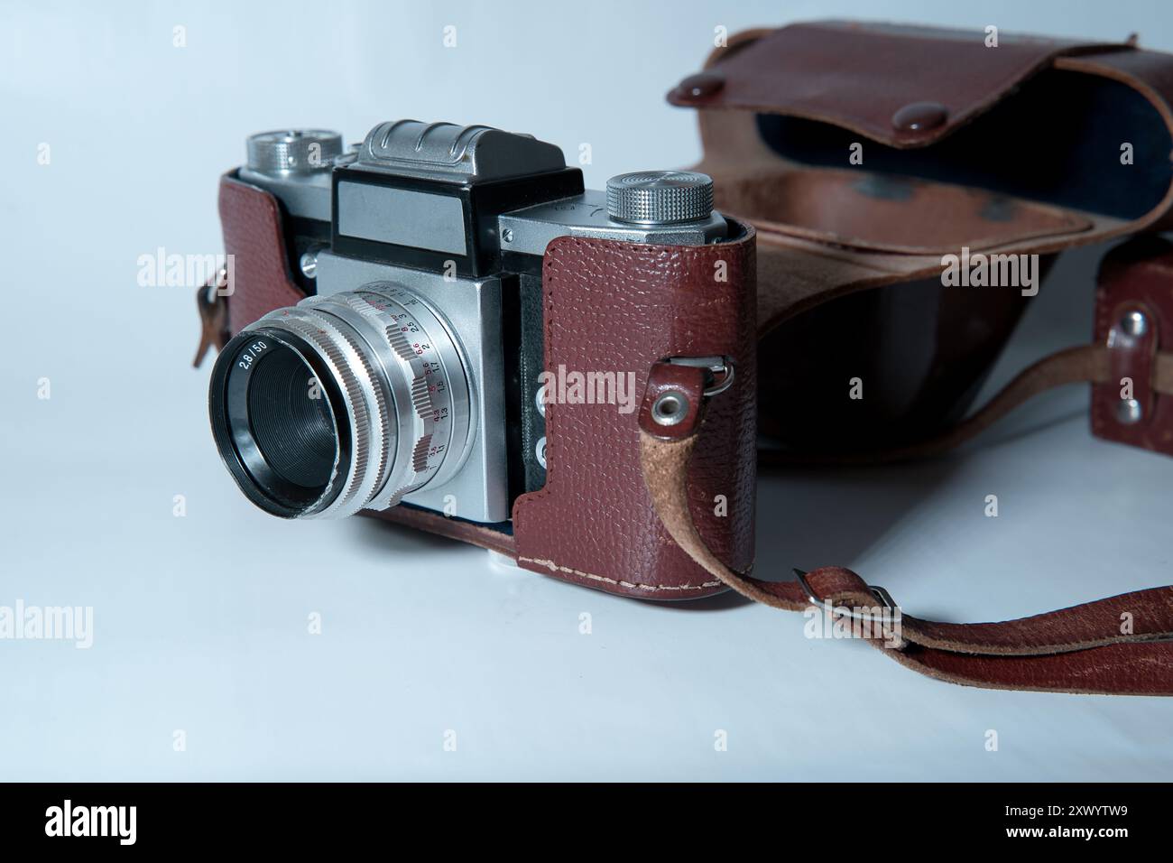 vieille caméra analogique dans un étui en cuir - sur fond blanc Banque D'Images