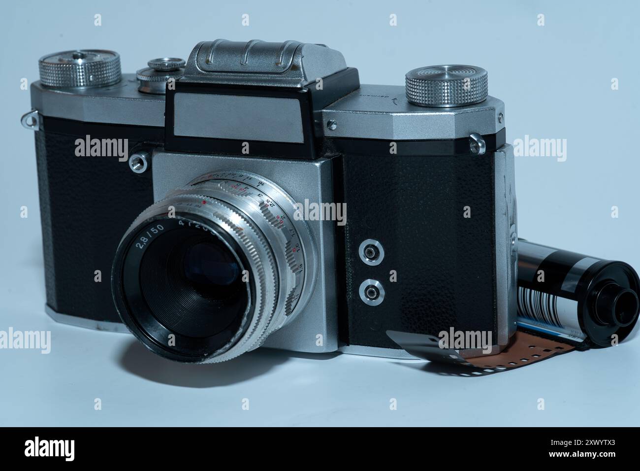 ancien appareil photo slr analogique de l'avant - sur fond blanc Banque D'Images