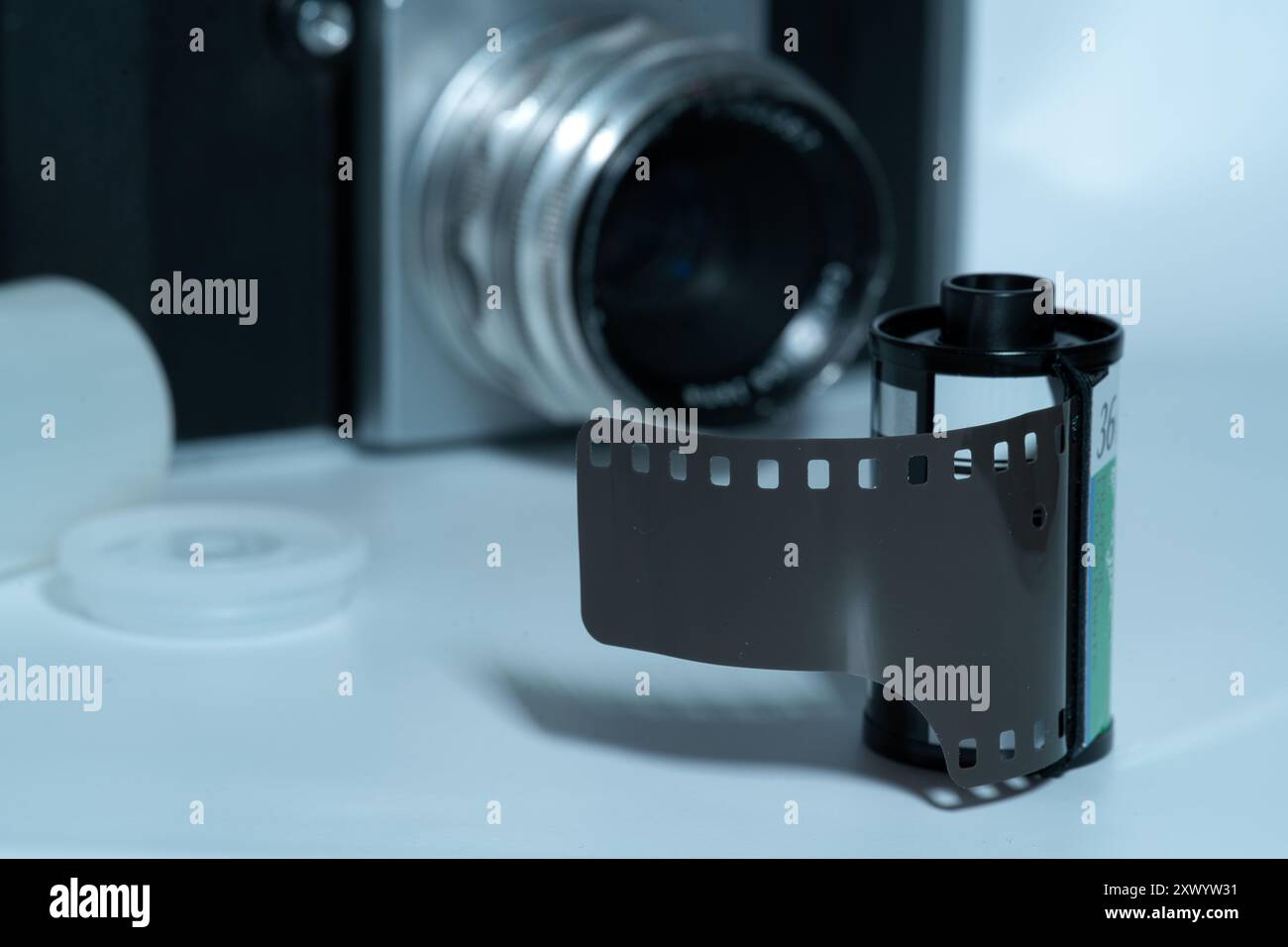 Rouleau de film devant un appareil photo SLR analogique des années 1950 Banque D'Images