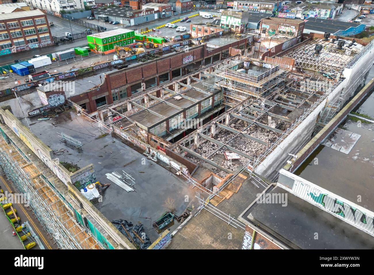 Canal Street, Digbeth, Birmingham, 15 mars 2024 - construction en cours des nouveaux studios de la BBC à Digbeth, Birmingham. Une fois terminé, Midlands et d'autres productions de la BBC seront transférées de la Mailbox et d'autres zones vers le quartier créatif de la ville sur le site de Digbeth. Le bâtiment en cours de conversion est l'ancienne usine Typhoo Tea qui a fonctionné de 1929 jusqu'à sa fermeture en 1978, depuis que l'usine était abandonnée et inutilisée. Une fois terminé, le nouveau site sera à côté de HS2, permettant au personnel de se déplacer facilement depuis et vers Londres. Le bâtiment a également joué dans le film de Steven Spielberg, Ready Player One. Banque D'Images