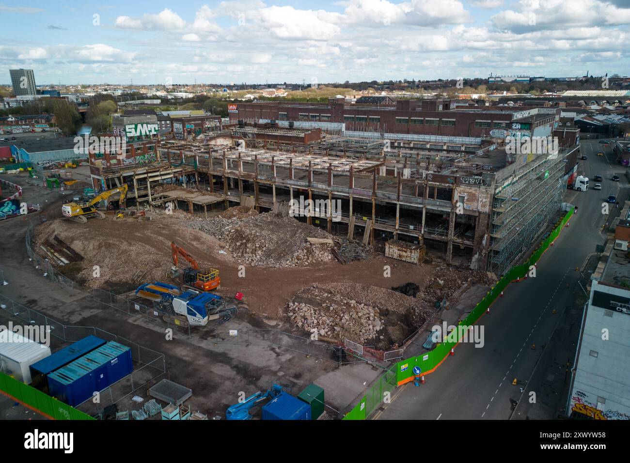 Canal Street, Digbeth, Birmingham, 30 mars 2024 - construction en cours des nouveaux studios de la BBC à Digbeth, Birmingham. Une fois terminé, Midlands et d'autres productions de la BBC seront transférées de la Mailbox et d'autres zones vers le quartier créatif de la ville sur le site de Digbeth. Le bâtiment en cours de conversion est l'ancienne usine Typhoo Tea qui a fonctionné de 1929 jusqu'à sa fermeture en 1978, depuis que l'usine était abandonnée et inutilisée. Une fois terminé, le nouveau site sera à côté de HS2, permettant au personnel de se déplacer facilement depuis et vers Londres. Le bâtiment a également joué dans le film de Steven Spielberg, Ready Player One. Banque D'Images