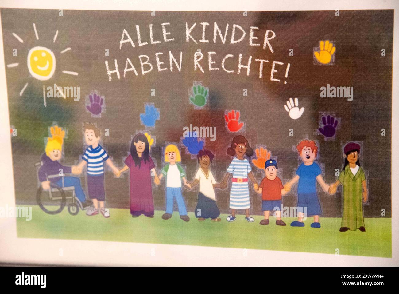 Schild ALLE KINDER HABEN RECHTE, Bild, Saskia ESKEN, SPD-Bundesvorsitzende Sarah PHILIPP, SPD Landesvorsitzende NRW, Serdar YUEKSEL, SPD, MDL, besuchen eine Kita der AWO à Bochum, 21.08.2024. *** Sign ALLE KINDER HABEN RECHTE , photo, Saskia ESKEN, SPD Présidente fédérale Sarah PHILIPP, SPD Présidente d'Etat NRW, Serdar YUEKSEL, SPD, député, visite d'une garderie AWO à Bochum, 21 08 2024 Banque D'Images