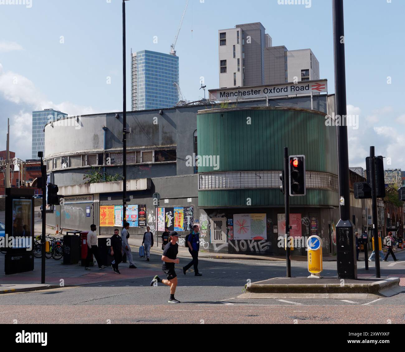 Manchester Oxford Road Railway Station comme un homme court dans une rue à l'extérieur. Manchester, Angleterre. 20 août 2024 Banque D'Images
