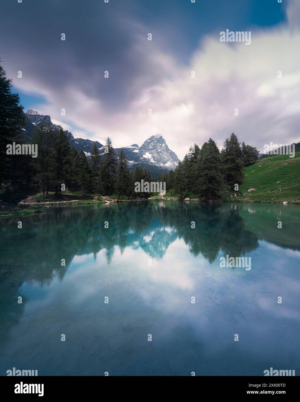 Le Lac Bleu (Lago blu en italien) et le Cervino en italien. Cervinia, Vallée d'Aoste, Italie Banque D'Images