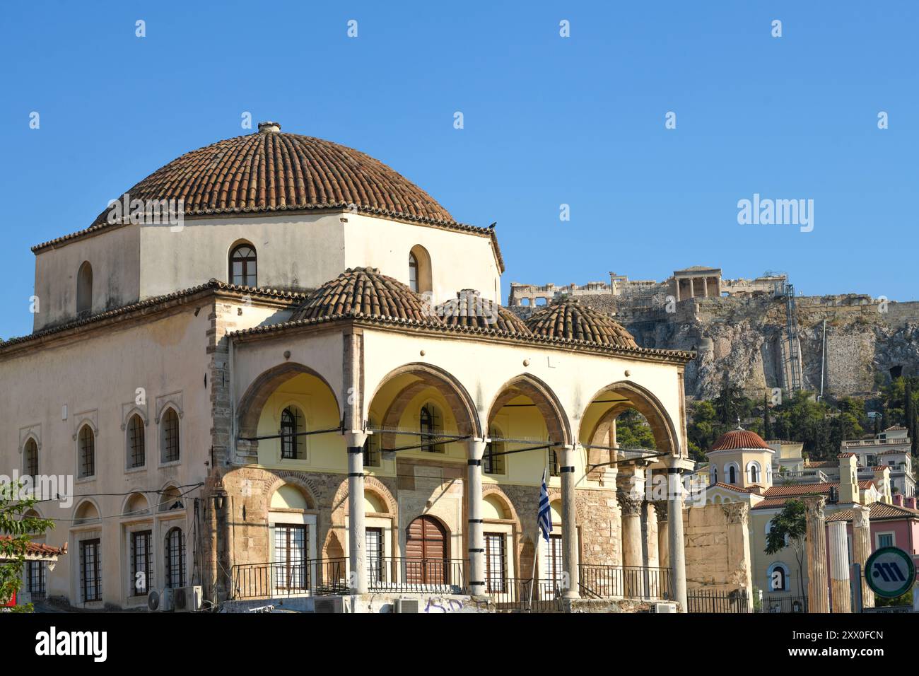 Place Monastiraki : Mosquée Tzistarakis, avec l'Acropole en arrière-plan. Athènes, Grèce Banque D'Images