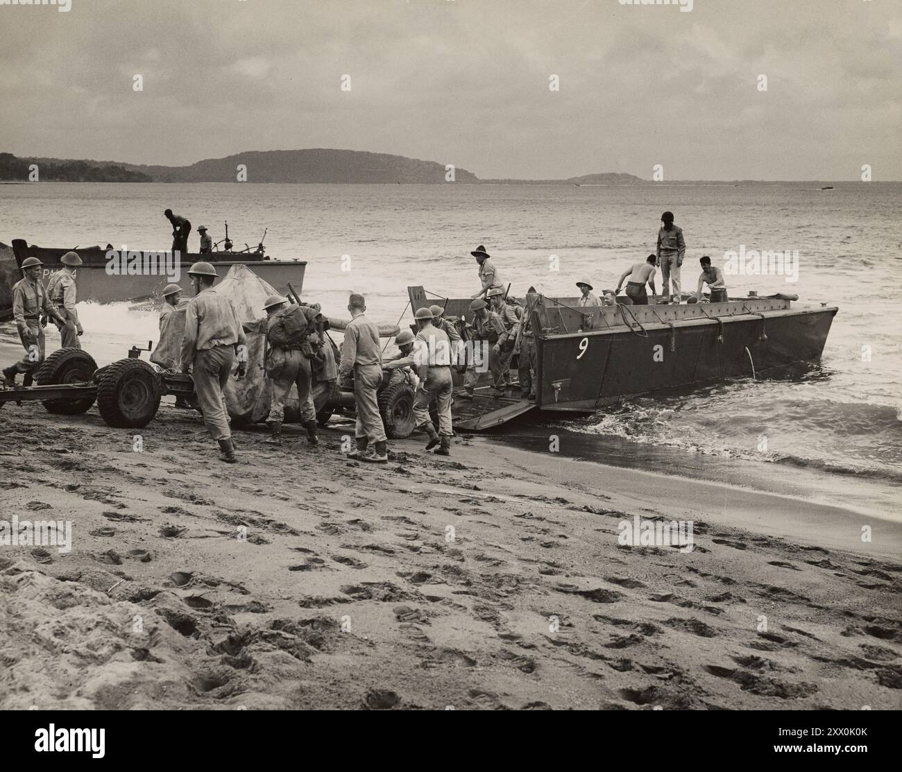 Première Guerre mondiale préparation pour le rassemblement de Jap. Les troupes de l'Empire britannique et les gardes-côtes américains déchargent des canons des embarcations de débarquement lors de manœuvres quelque part dans le Pacifique Sud. Les invasions simulées partent des transports d'assaut habités par les garde-côtes au large des côtes. 1941-1945 Banque D'Images