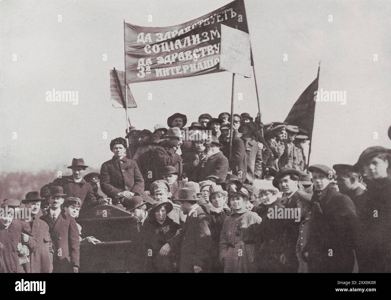 Photo d'archive de la Révolution russe. Scène de l'une des réunions bolchevistes de juillet. Inscription sur la bannière : 'vive le socialisme! Vive la troisième internationale ! » Banque D'Images