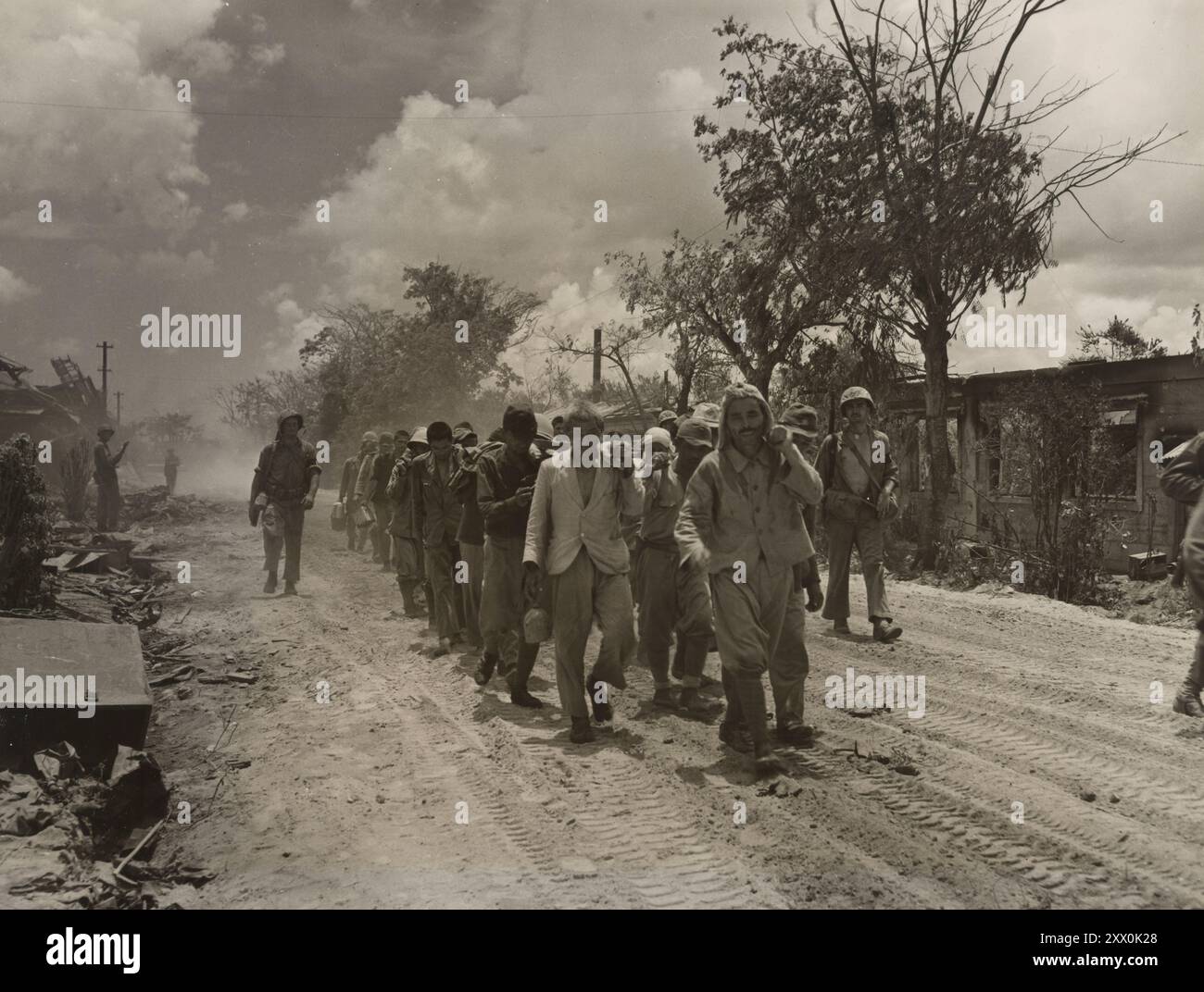 Guerre mondiale IIe bataille de Saipan. Japon. Juin-juillet 1944. Les soldats japonais capturés et les civils de Saipan, portent de l'eau et de la nourriture pour eux-mêmes et leurs compagnons captifs sous la surveillance étroite des gardes Marines. Par l'expression sur les visages de certains, ils semblent être aussi heureux que possible dans les circonstances. Banque D'Images