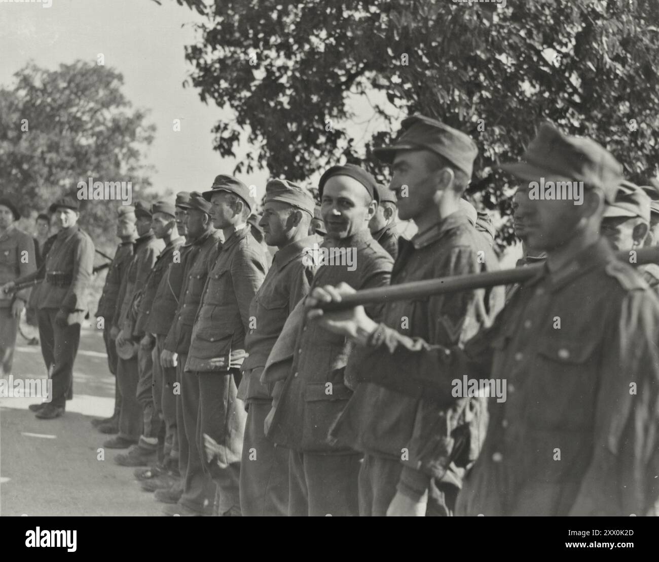 Première Guerre mondiale I.une fois qu'ils étaient les ravisseurs, maintenant ils sont les captifs - ces prisonniers allemands sont prêts à aller travailler sur Un aérodrome français à partir duquel les aviateurs américains et les troupes de l'Empire britannique seront mis sur des avions pour les ramener à la maison après avoir été capturés et Escapin. Octobre 1945 Banque D'Images