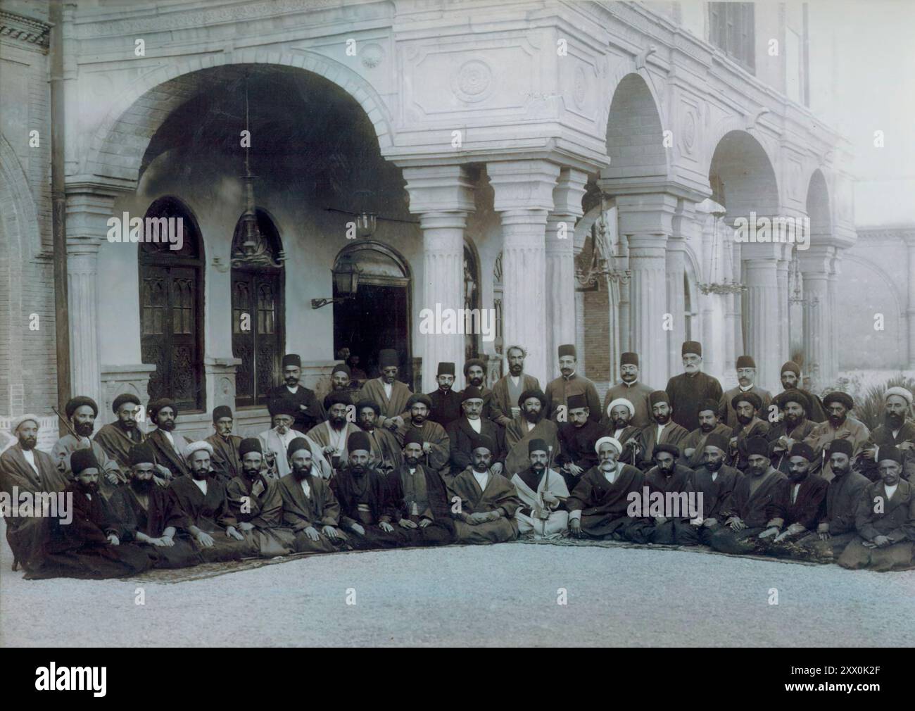 Photo vintage des représentants du premier Parlement iranien. Téhéran, 1906 cette photographie montre les représentants du premier Majles iranien (parlement) devant l'académie militaire, qui a servi de premier bâtiment du parlement. Dans les années 1870 - début du XXe siècle, des personnalités politiques en Iran ont conclu que la seule façon de sauver le pays de la corruption gouvernementale et de la manipulation étrangère était de faire un code écrit des lois, une attitude qui a jeté les bases de la révolution constitutionnelle iranienne de 1905-1977. Le mouvement pour une constitution porte ses fruits sous le règne de Muz Banque D'Images