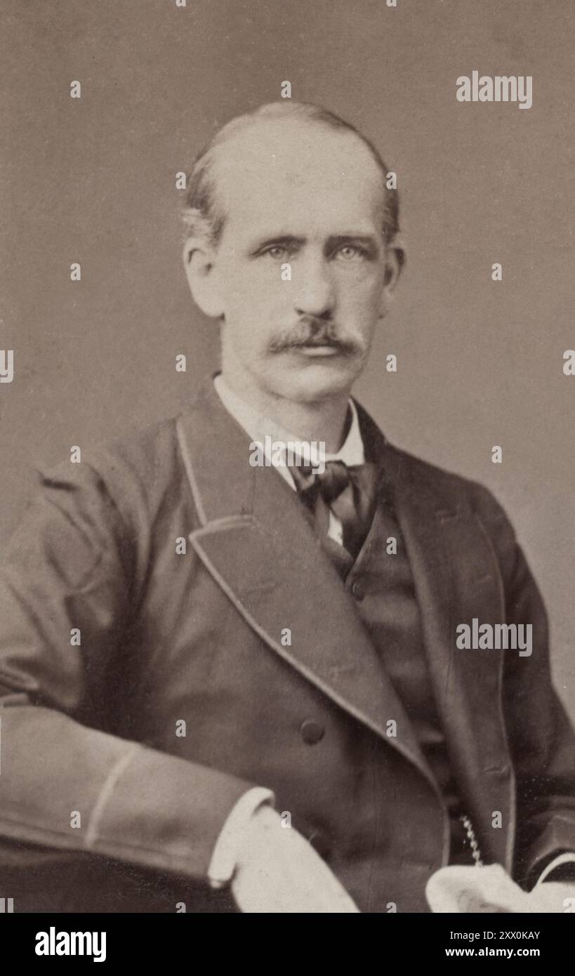 Sir Alfred Comyn Lyall. Sir Alfred Comyn Lyall GCIE, KCB, PC, FBA (1835-1911) est un fonctionnaire britannique, historien littéraire et poète. Il est ensuite devenu ministre de l'intérieur du gouvernement de l'Inde en 1873 et agent du gouverneur général dans l'État de Rajputana l'année suivante. Son poste suivant a été celui de secrétaire aux Affaires étrangères du gouvernement indien de 1878 à 1881 (pendant cette période, il a aidé à négocier la paix et une monarchie en Afghanistan). Banque D'Images