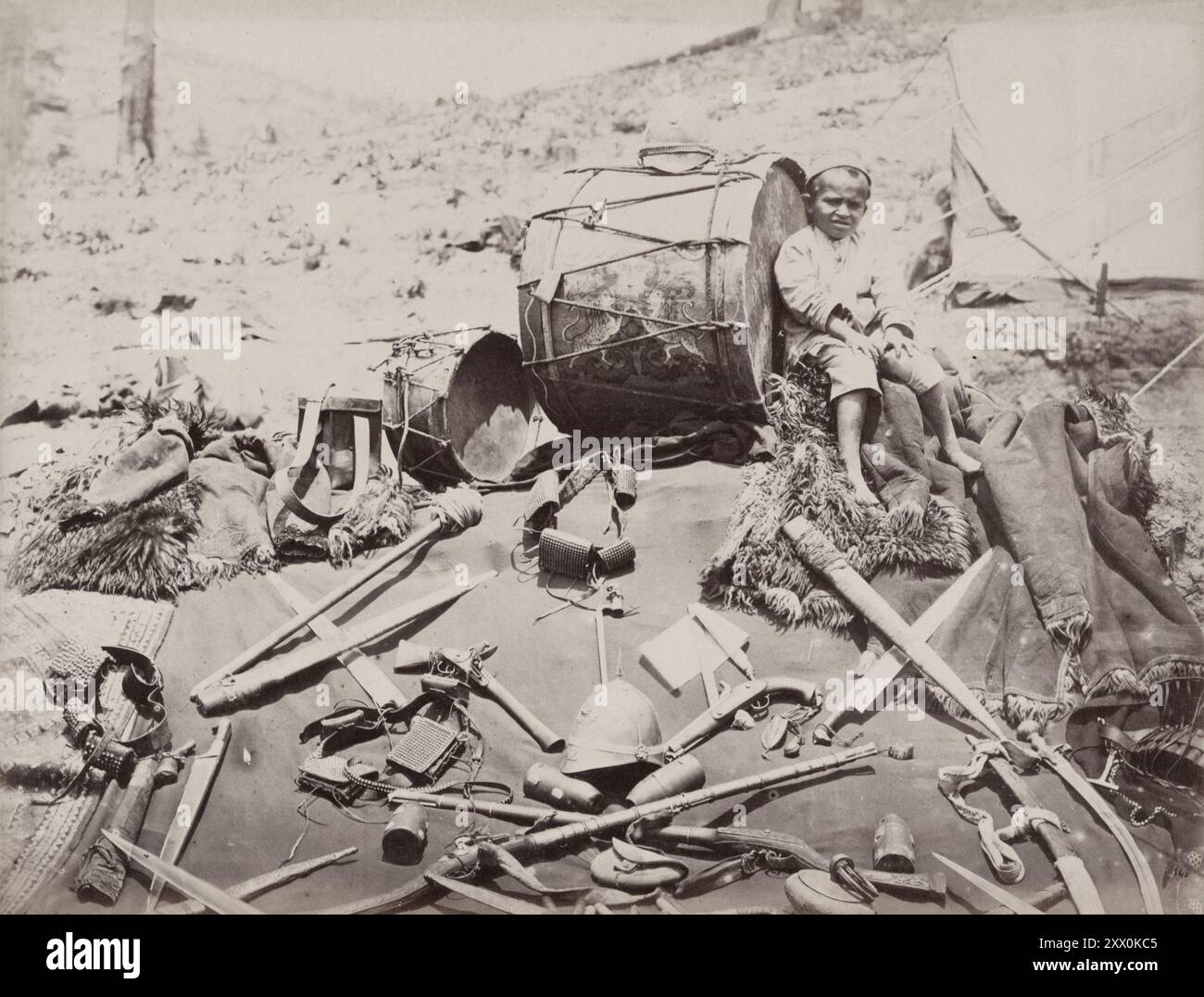 Photo vintage de la seconde guerre anglo-afghane. Bataille de Peiwar Kotal. Trophées afghans, Peiwar Kotal. Afghanistan. Décembre 1878 Banque D'Images
