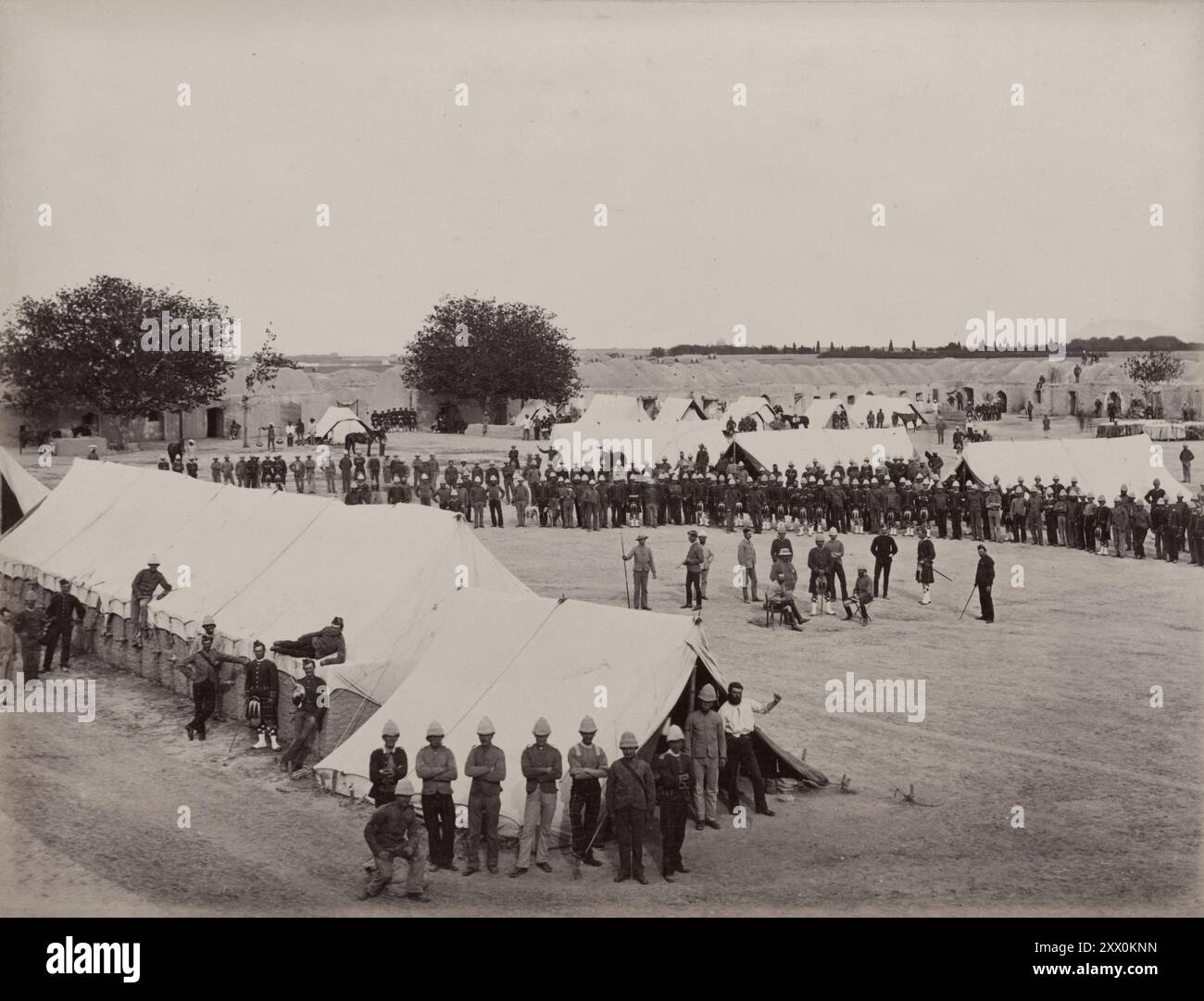 Photo vintage de la seconde guerre anglo-afghane. Photo vintage de Barrack Square à Kandahar, 78th Fraser Highlanders. Afghanistan. 1878-1880. Le 78th Regiment, (Highland) Regiment of Foot également connu sous le nom de 78th Fraser Highlanders est un régiment d'infanterie britannique de ligne levé en Écosse en 1757, pour combattre pendant la guerre de sept ans (également connue sous le nom de guerre française et indienne aux États-Unis). Le 78e régiment fut l'un des trois premiers régiments des Highlands à combattre en Amérique du Nord. Banque D'Images