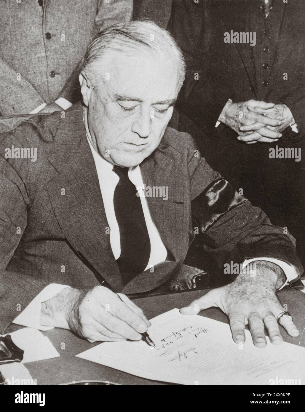 Photographie du président Franklin D. Roosevelt signant la déclaration de guerre contre le Japon. 8 décembre 1941. Banque D'Images