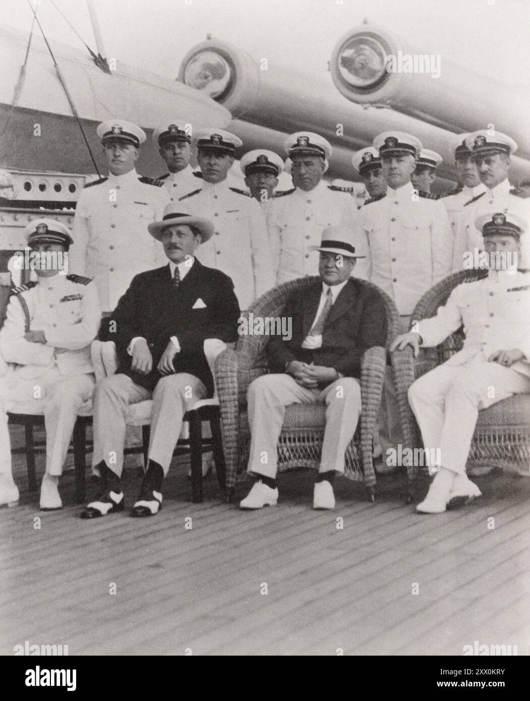 Le secrétaire à la Guerre Patrick J. Hurley et le président Herbert Hoover, avec des officiers de l'U.S.S. Arizona, en route pour Porto Rico, mai 1931 Banque D'Images