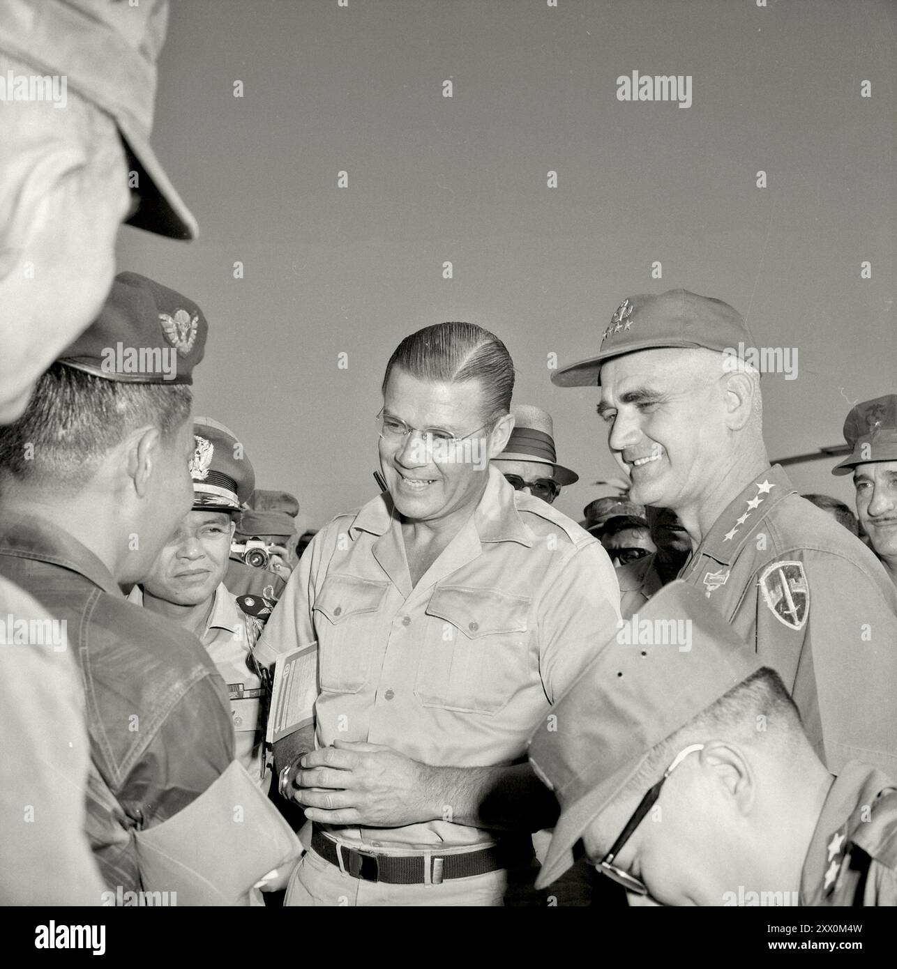 Guerre du Vietnam. Le secrétaire à la Défense Robert McNamara et le général Westmoreland, commandant du Commandement de l'assistance au Vietnam, discutent avec le général Tee des conditions de la guerre au Vietnam. Le général Tee est commandant de corps dans la région de Danang. Août 1965 Banque D'Images