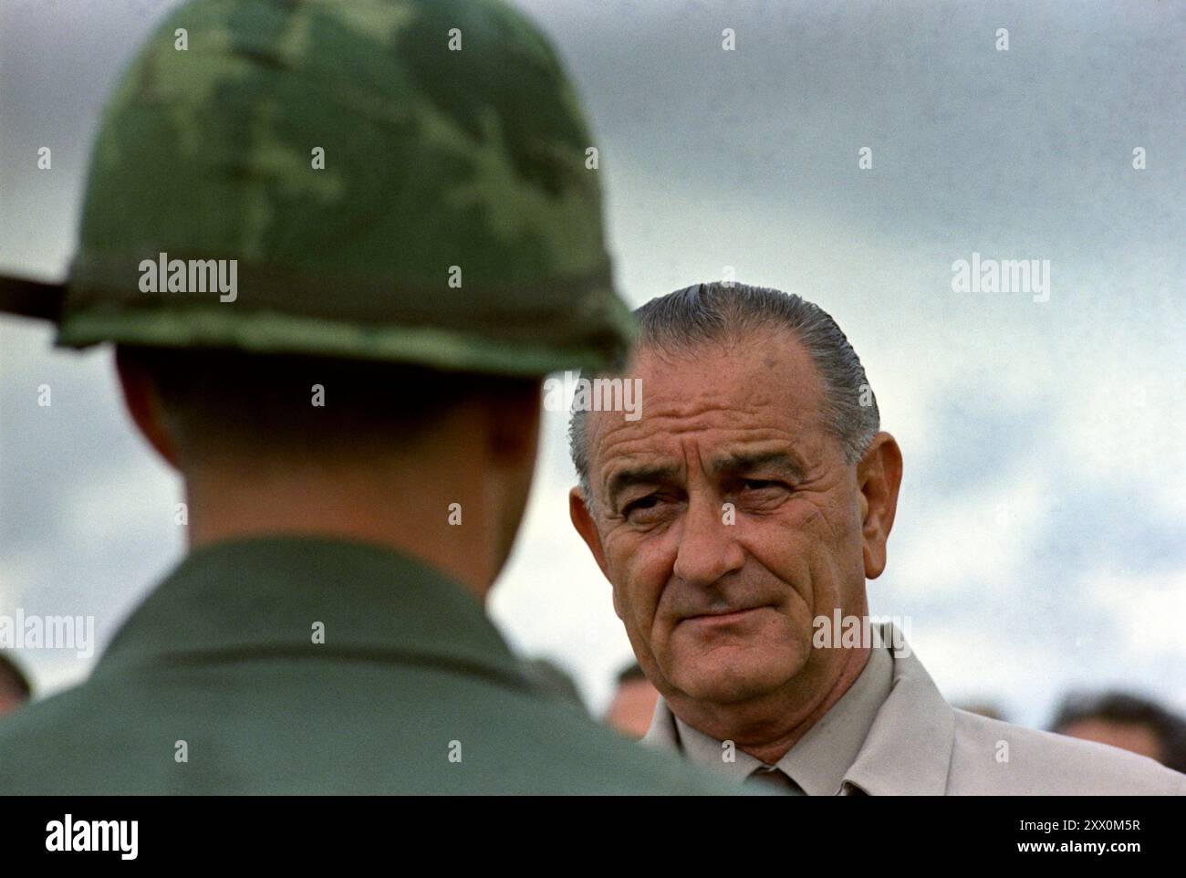 Guerre du Vietnam. Photographie du président Lyndon Johnson en visite avec les troupes américaines dans la baie de Cam Ranh, au Vietnam. 26 octobre 1966. Banque D'Images